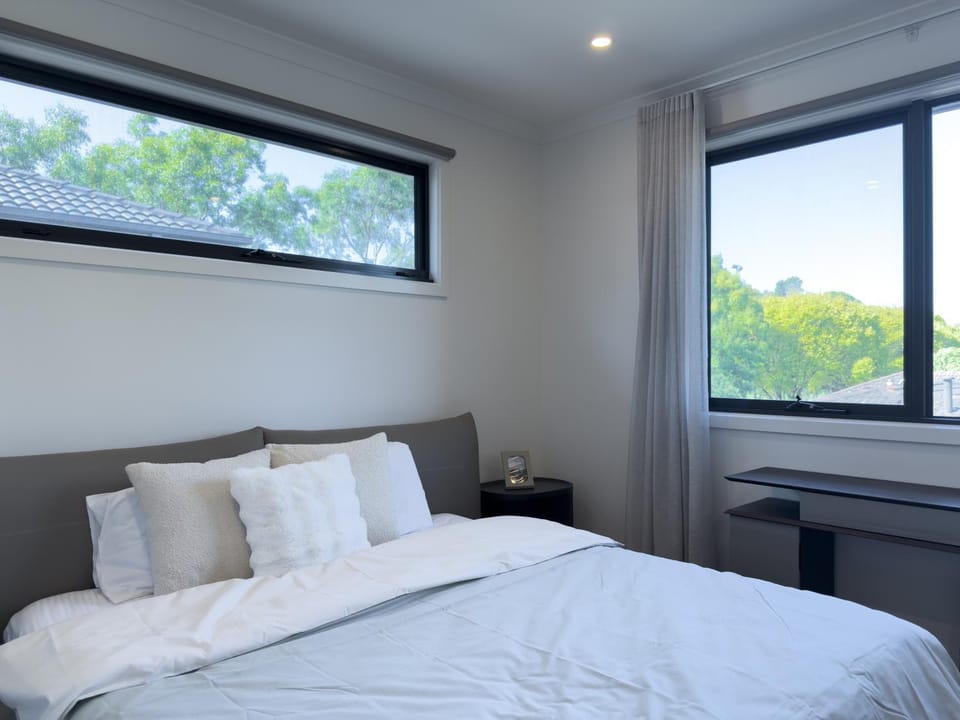 Luxury 4BR w Modern Kicthen & fantastic location Villa in Wantirna South
