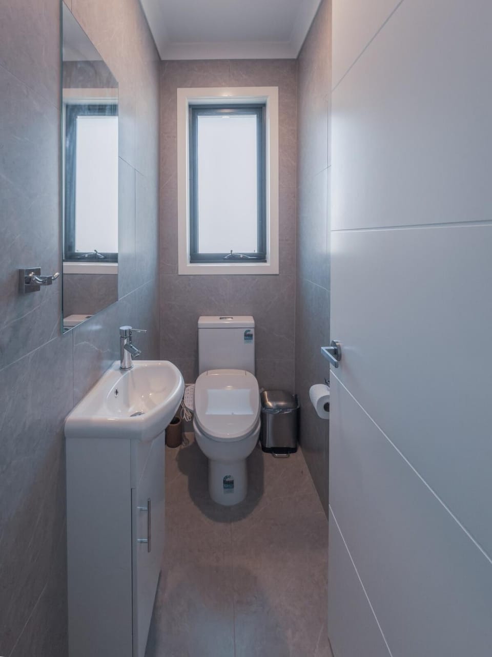 Luxury 4BR w Modern Kicthen & fantastic location Villa in Wantirna South