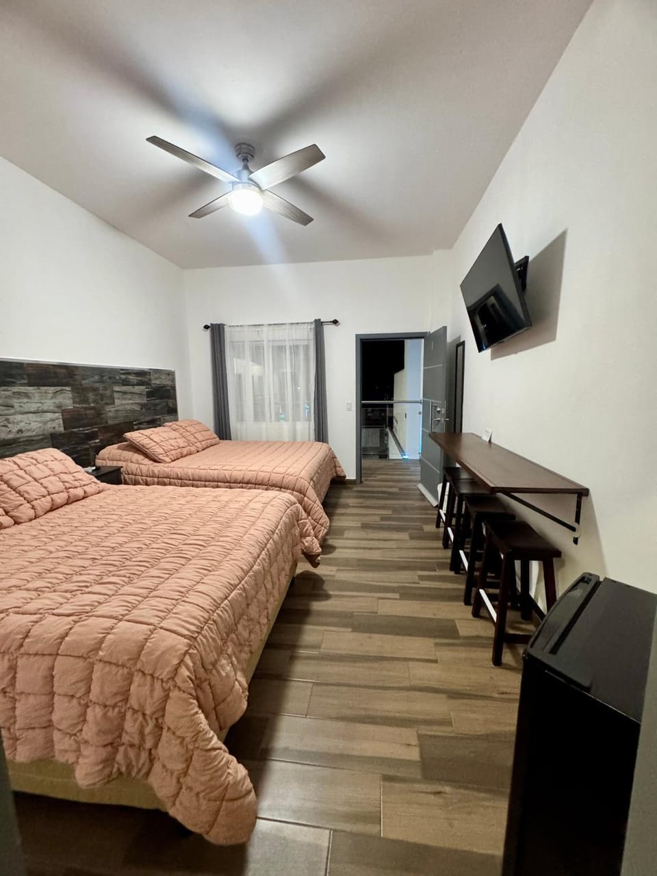 Bed, TV and multimedia, Photo of the whole room, Bedroom