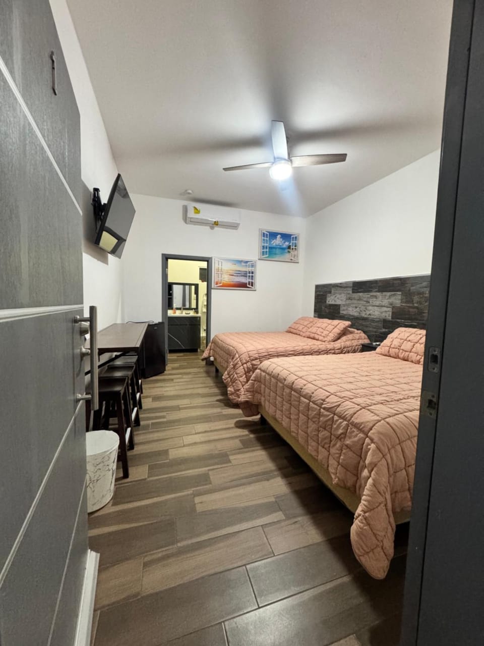 Bed, TV and multimedia, Photo of the whole room, Bedroom