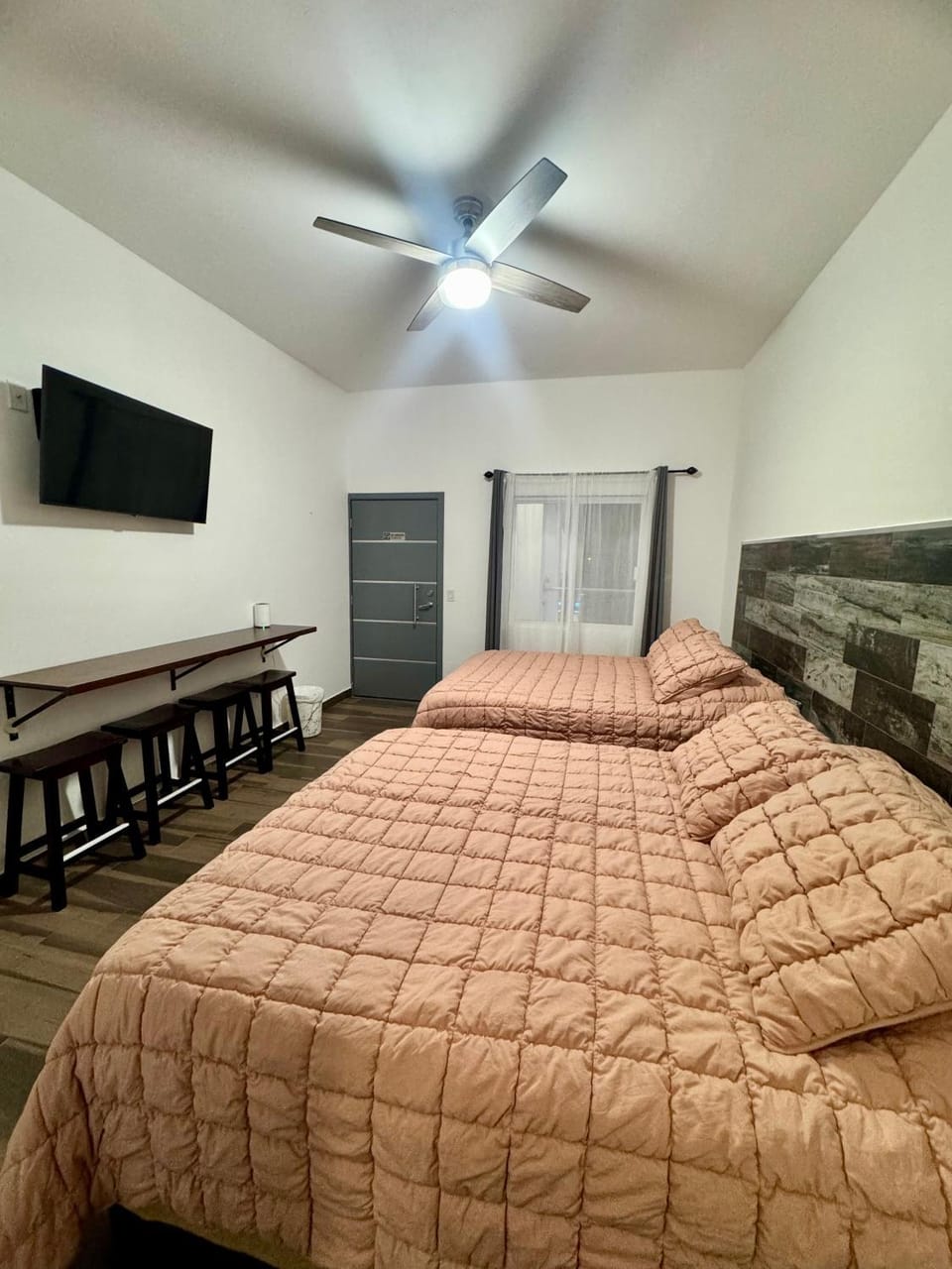 Bed, TV and multimedia, Photo of the whole room, Bedroom