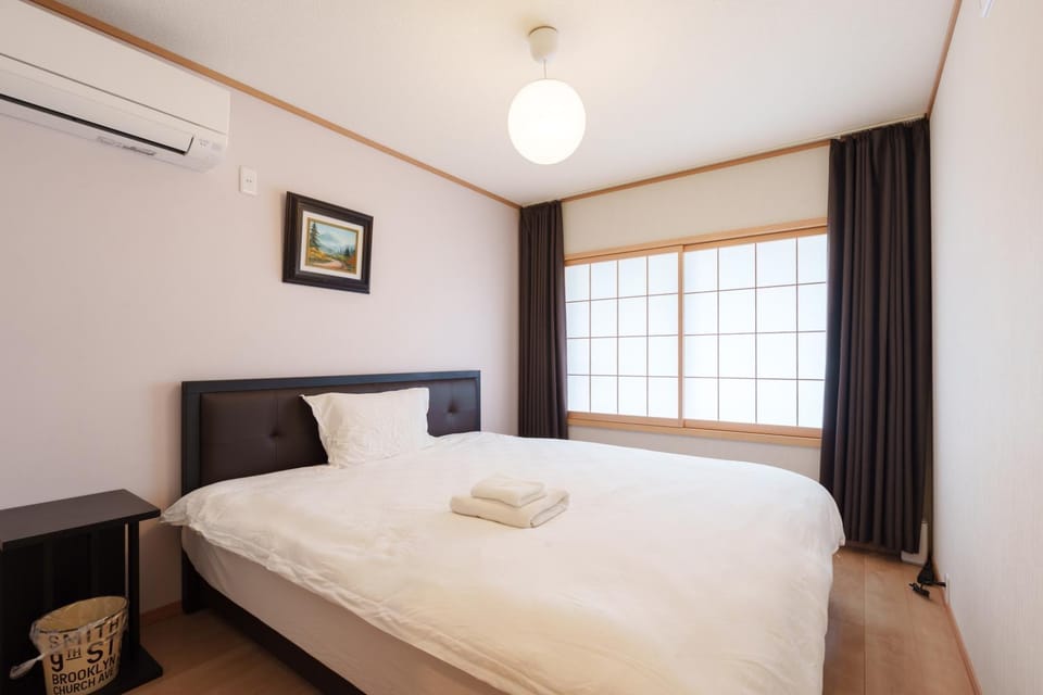 Bed, Photo of the whole room, Bedroom, towels, air conditioner