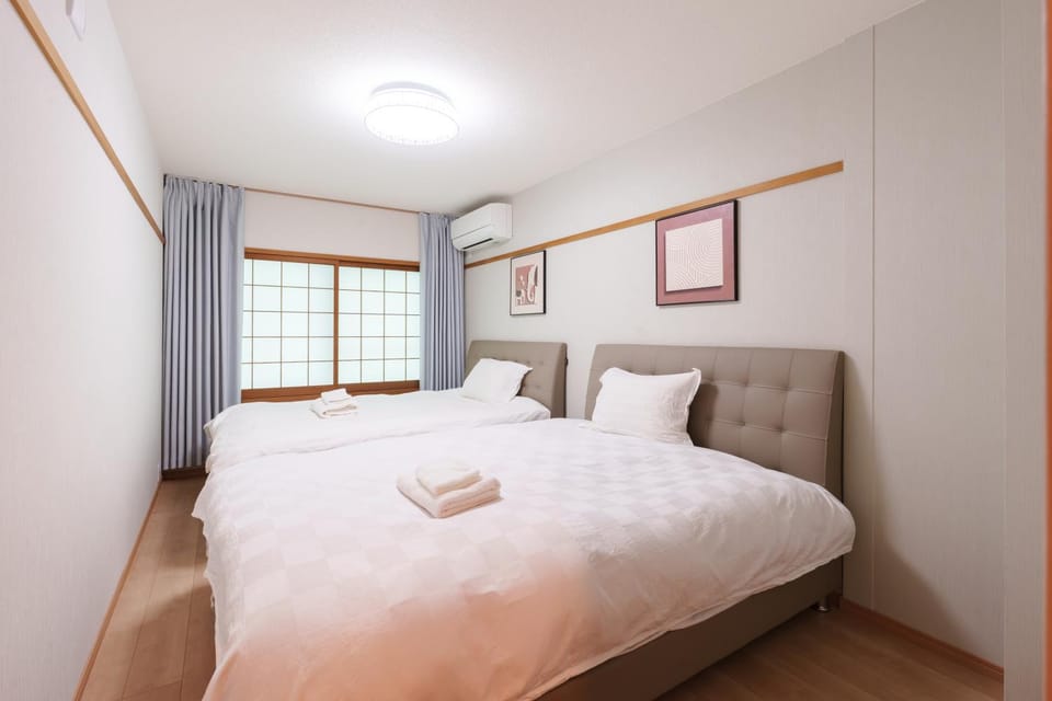 Bed, Photo of the whole room, Bedroom