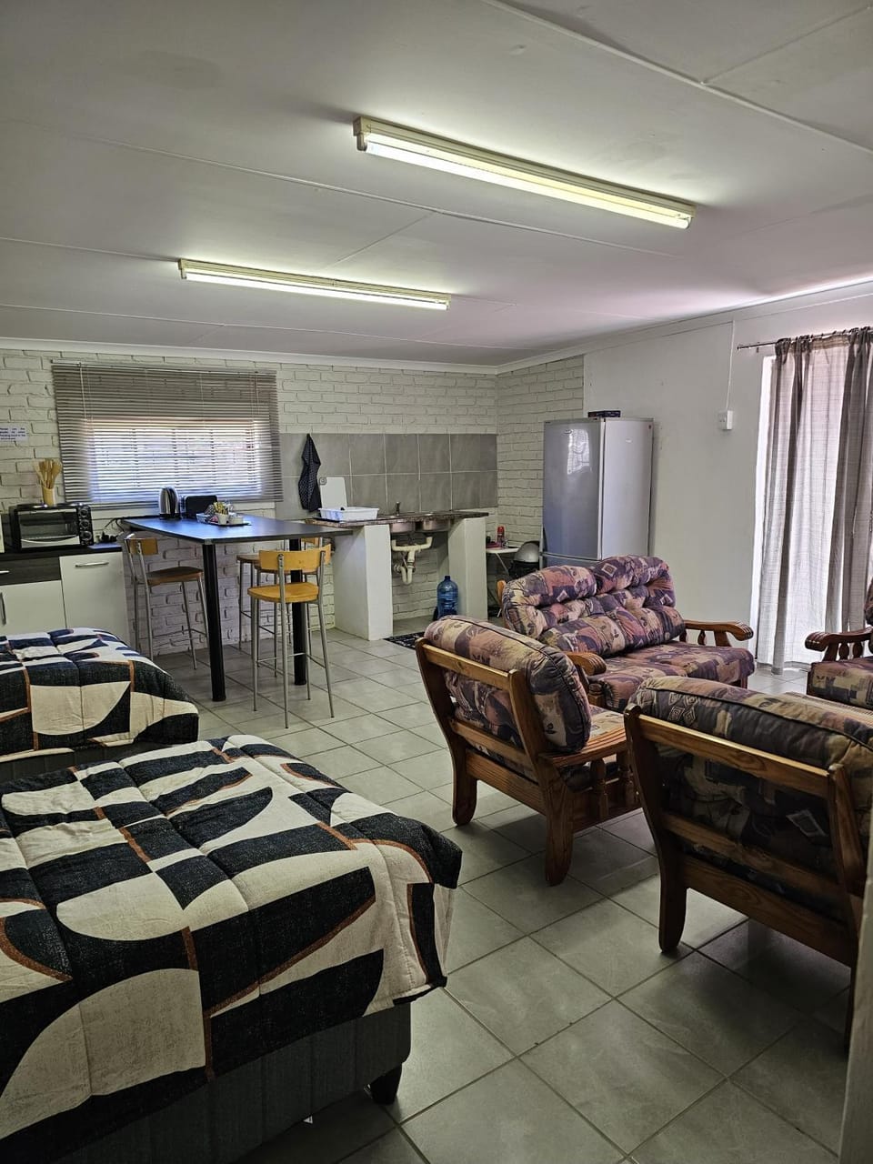 Kitchen or kitchenette, Living room, Seating area, Dining area