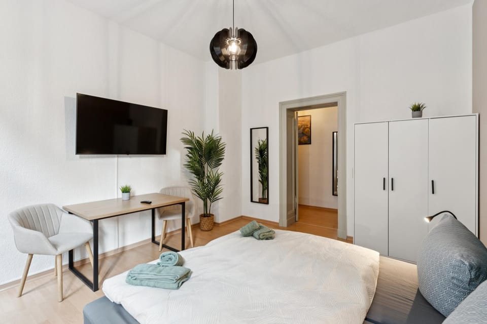 TV and multimedia, Seating area, Bedroom