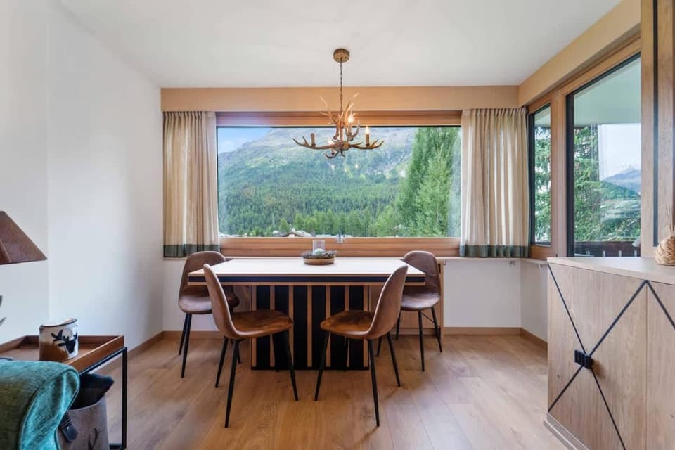 Dining area, Mountain view