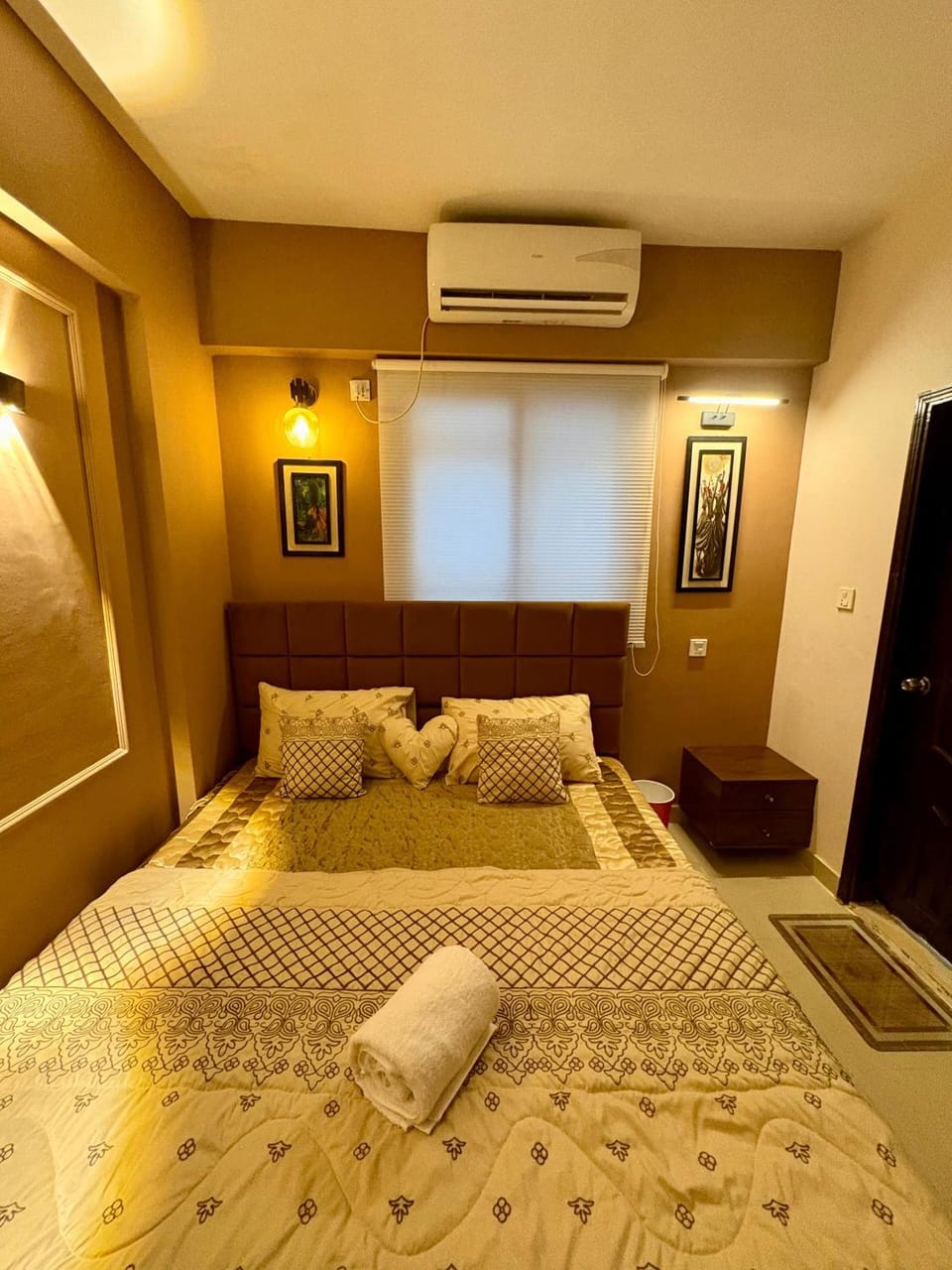 Bed, Photo of the whole room, Bedroom, towels, air conditioner