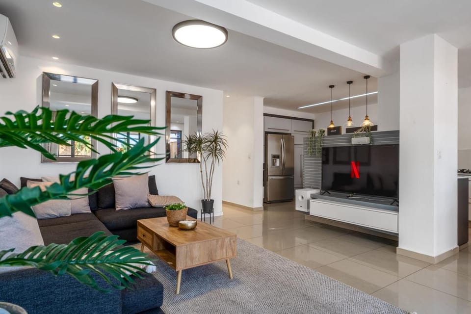 TV and multimedia, Living room, Seating area, Evening entertainment