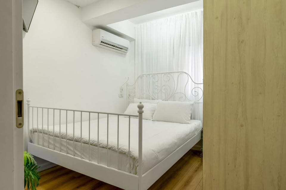 Bedroom, air conditioner