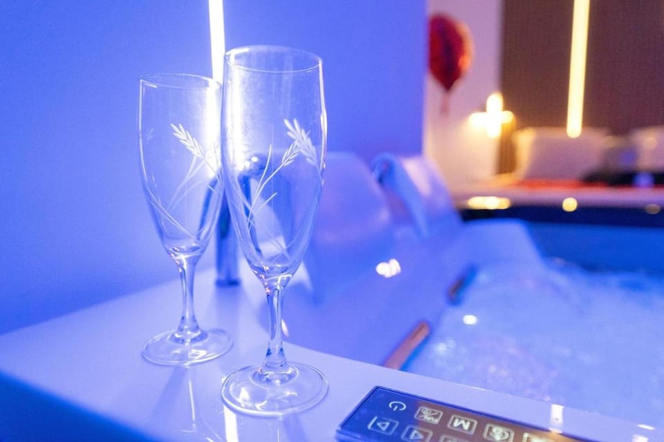 Romantic suite with jacuzzi Apartment in 06340 La Trinité, France