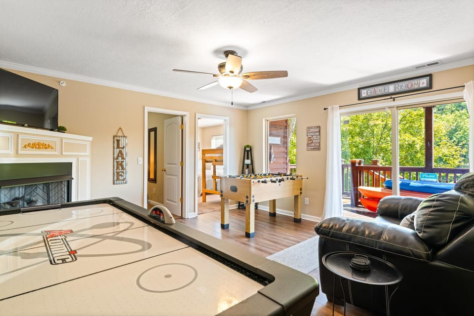 Communal lounge/ TV room, Game Room, Seating area, Evening entertainment, fireplace