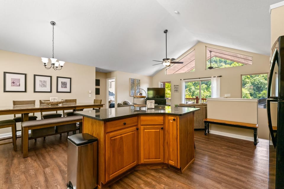 Kitchen or kitchenette, Dining area