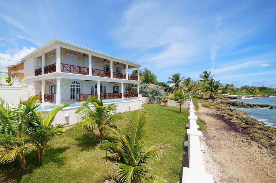 Property building, Day, Natural landscape, Garden, Garden view, Sea view