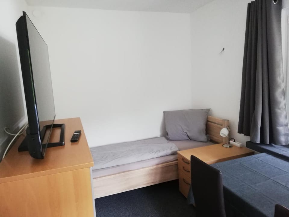 Bed, TV and multimedia, Bedroom