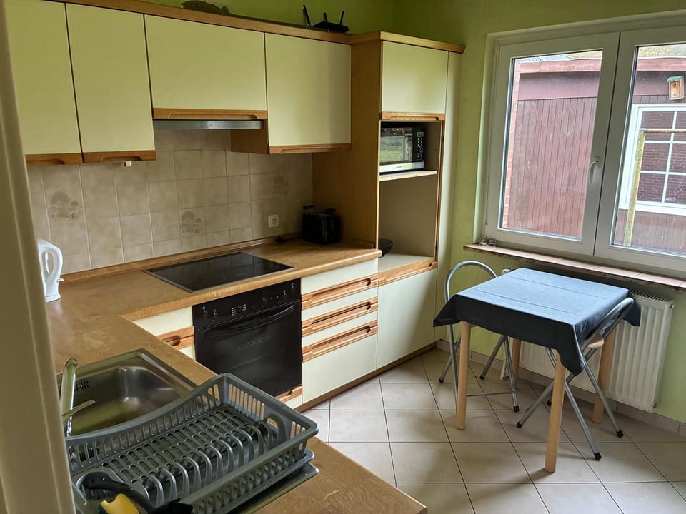 Kitchen or kitchenette, Dining area, stove
