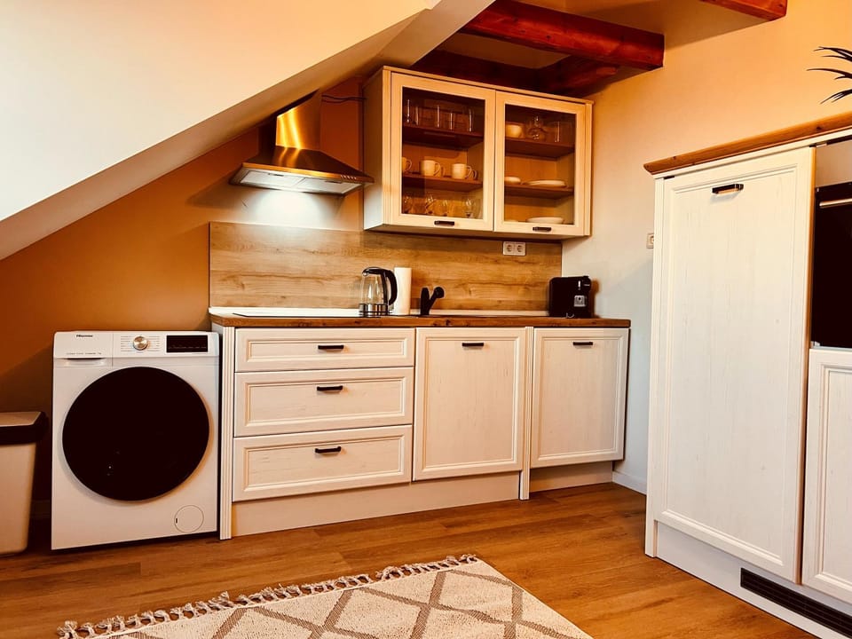 Coffee/tea facilities, Kitchen or kitchenette, dishwasher, oven, stove, toaster, washing machine