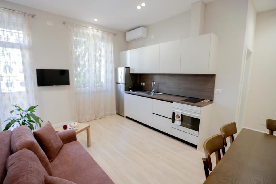 TV and multimedia, Kitchen or kitchenette, Living room, Seating area, oven, air conditioner