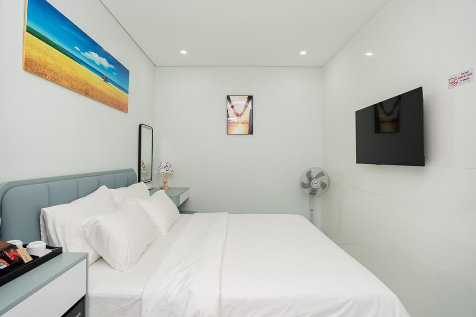 Bed, TV and multimedia, Bedroom