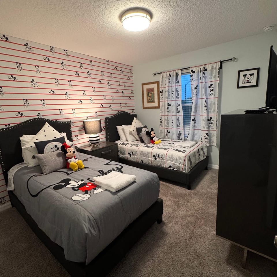Modern Disney-Themed Home - Private Pool - PS5 Loft - 15 min from Disney House in Osceola County