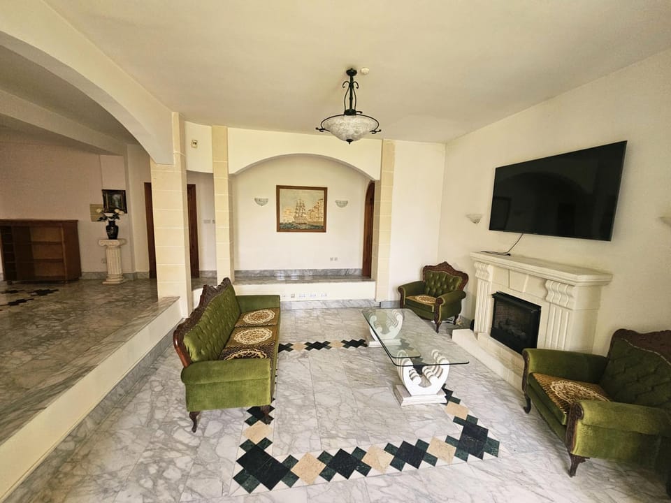 TV and multimedia, Living room, Seating area, Evening entertainment