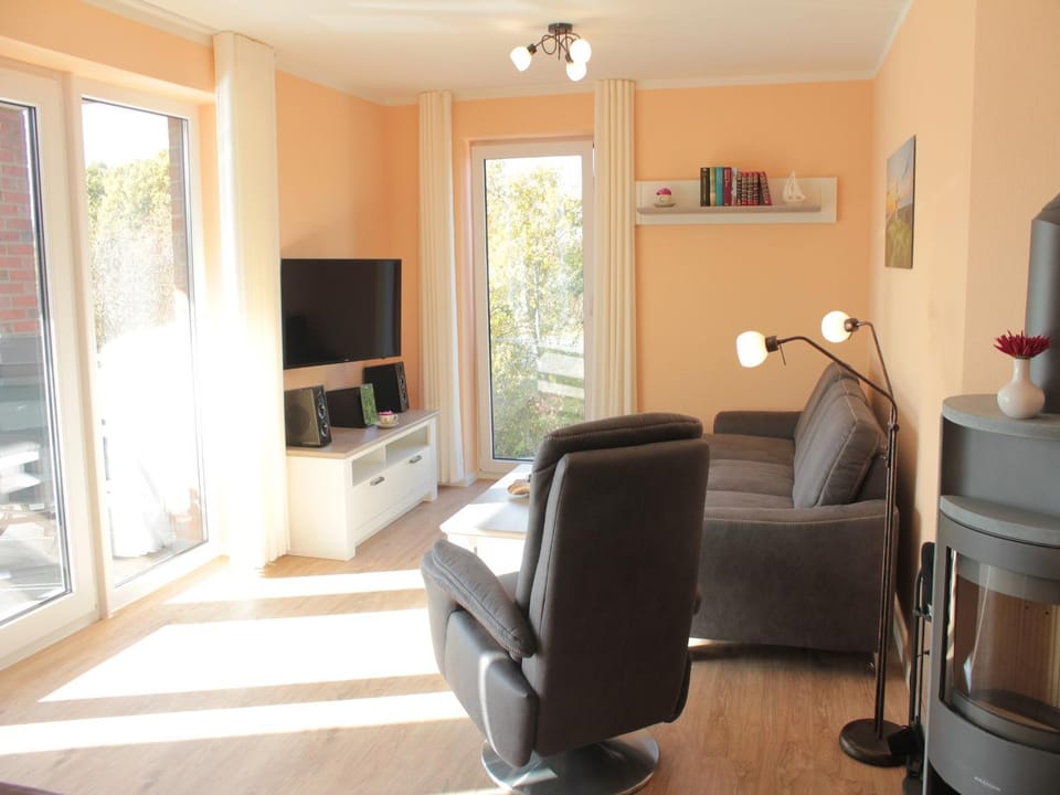 TV and multimedia, Living room, Seating area, fireplace