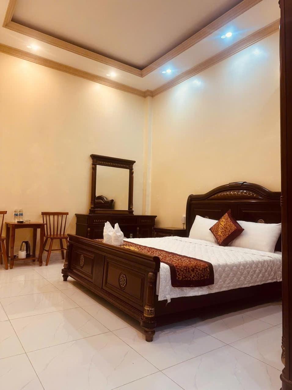 Khách Sạn Minh Thịnh Hotel in Ho Chi Minh City
