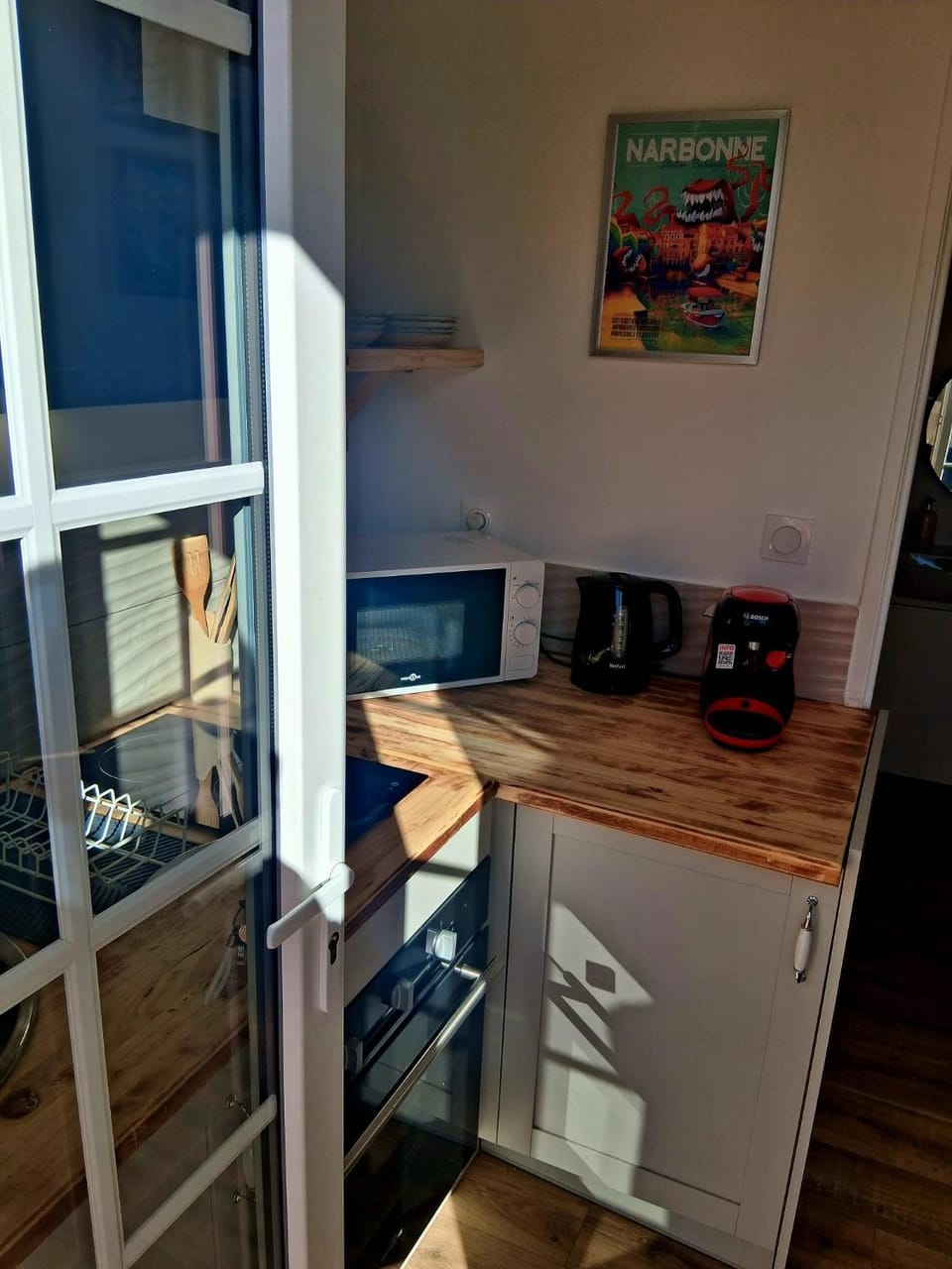 Coffee/tea facilities, Kitchen or kitchenette, oven