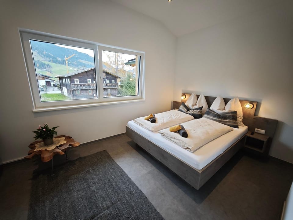 Bedroom, Mountain view