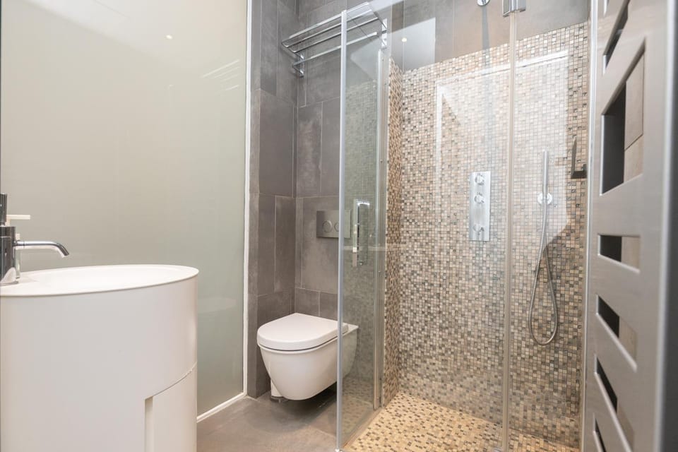 Shower, Toilet
