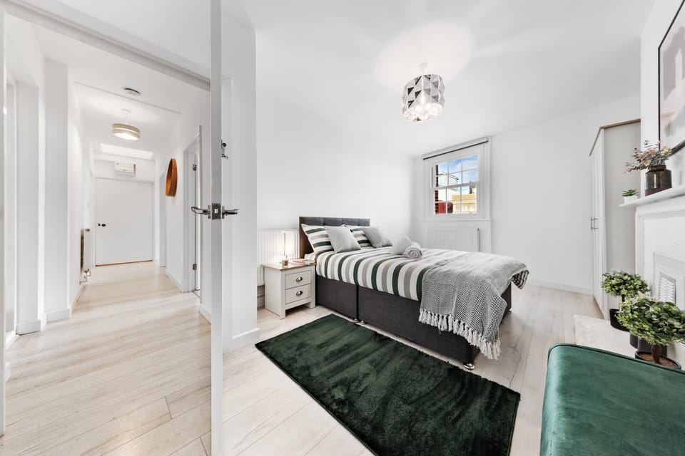 Bed, Photo of the whole room, Bedroom