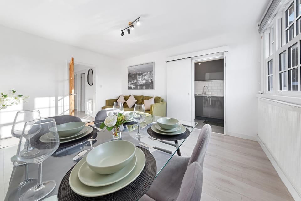 Living room, Seating area, Dining area, fireplace