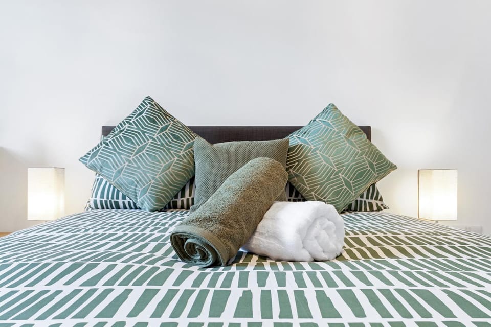 Bed, Bedroom, towels