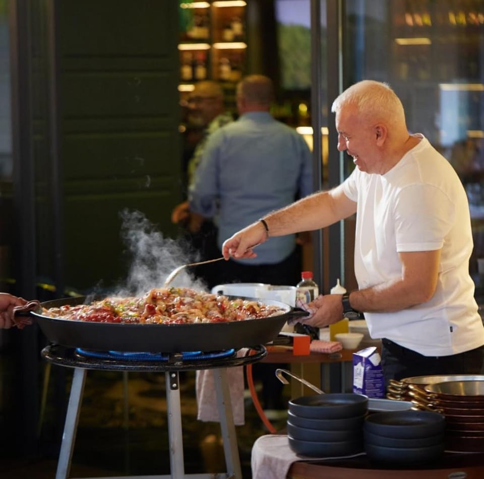 Restaurant/places to eat, People, Food and drinks, Food, group of guests