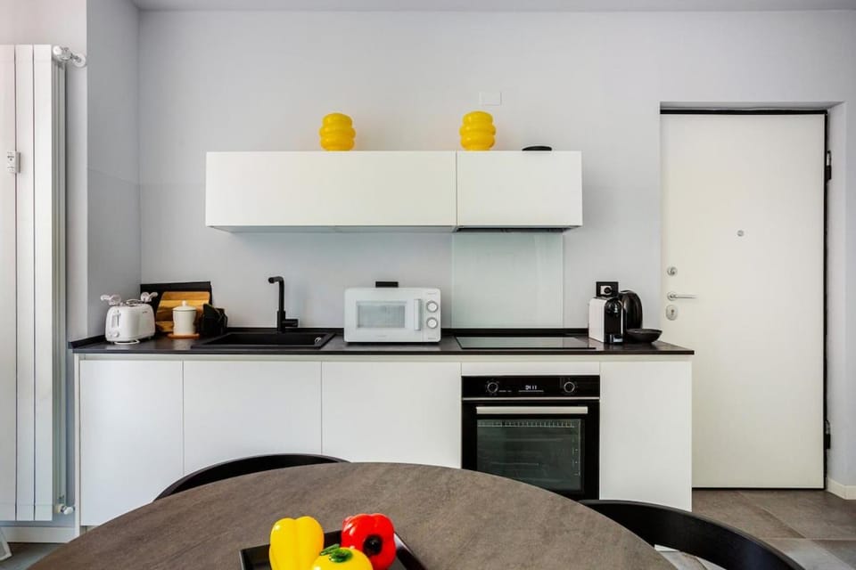 Coffee/tea facilities, Kitchen or kitchenette, oven, stove