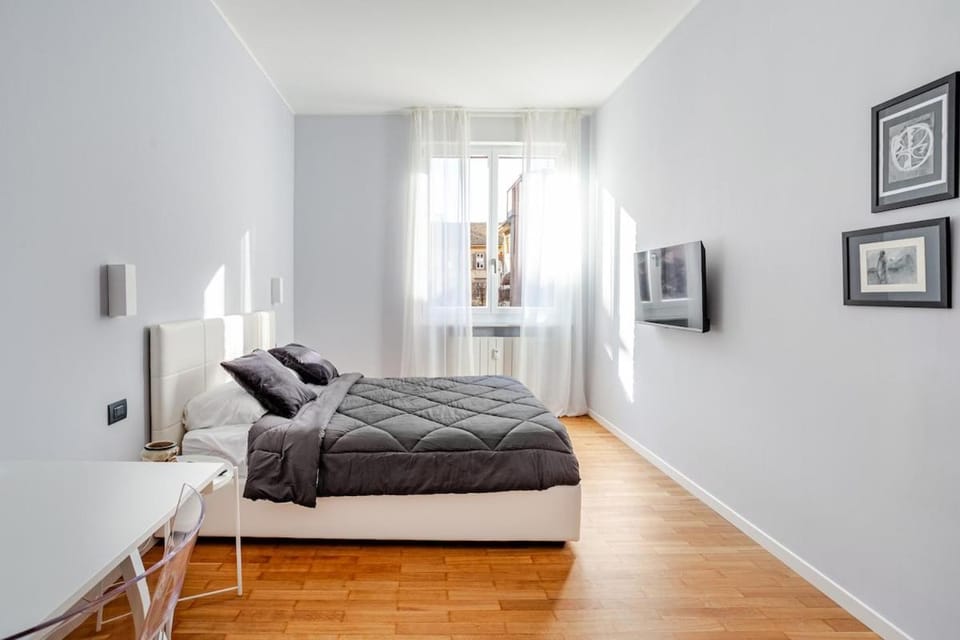 Bed, TV and multimedia, Bedroom