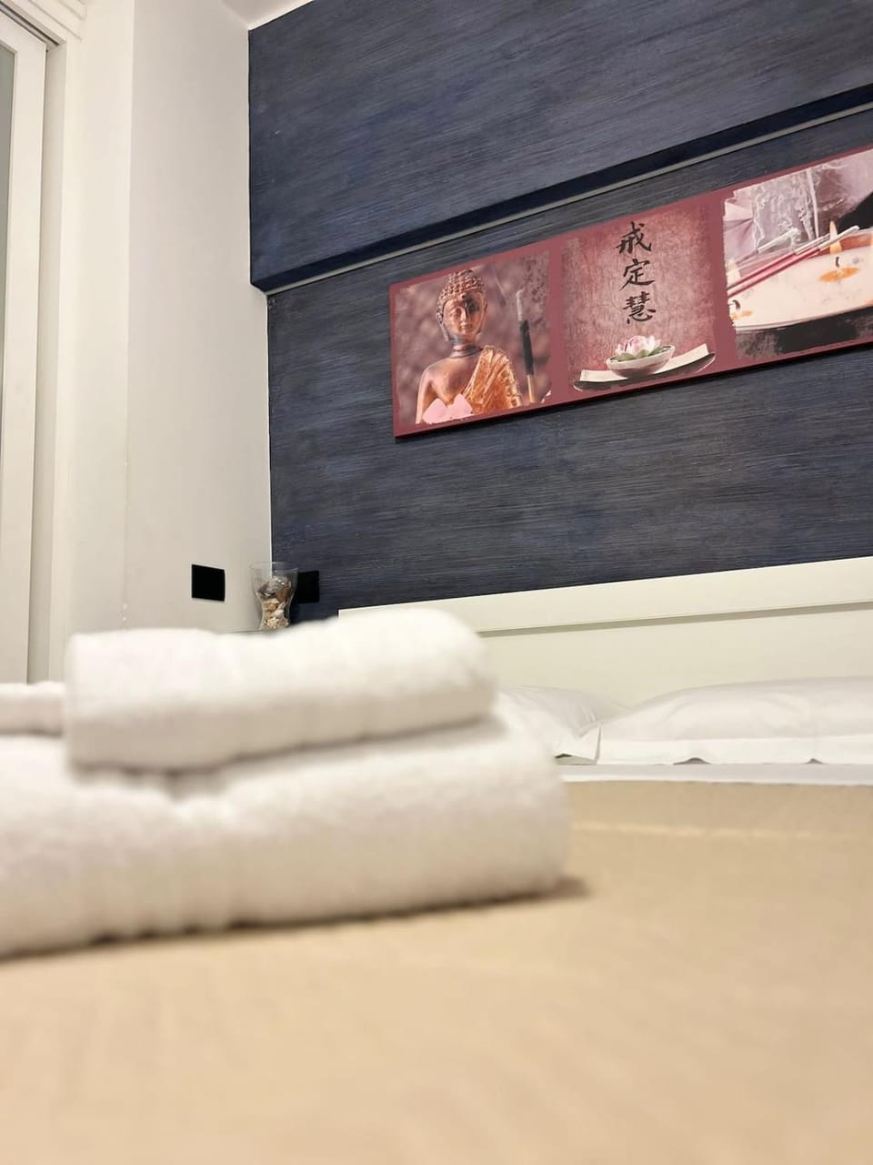 Bed, Bedroom, towels