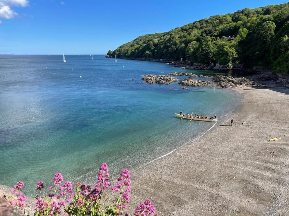 Beachfront Cawsand Flat - Sleeps 8 & Pet-Friendly Apartment in Cawsand