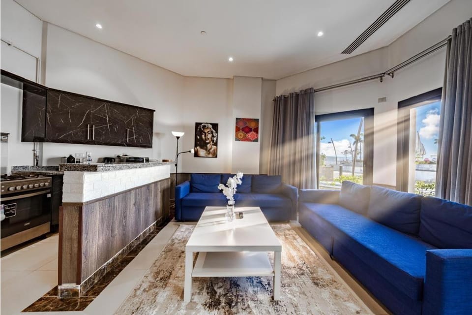 Kitchen or kitchenette, Seating area, oven, stove