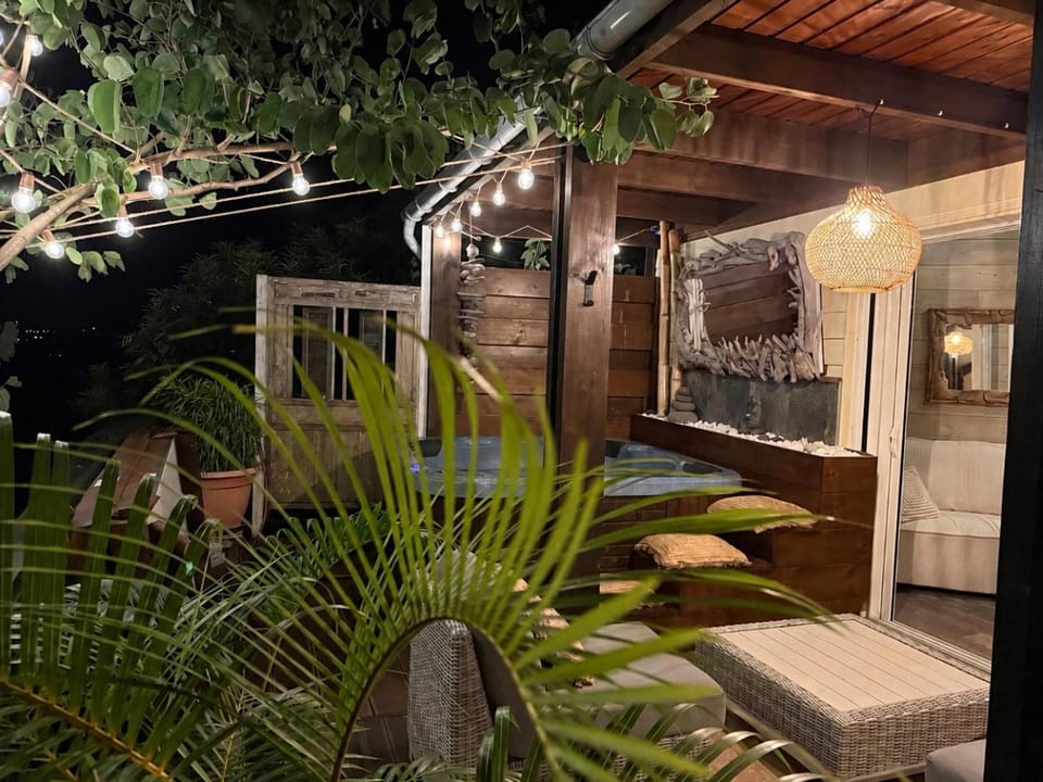 Zot Ek l'Océan, Jacuzzi au coeur d'une cabane perchée entre ciel et mer Apartment in Saint-Leu