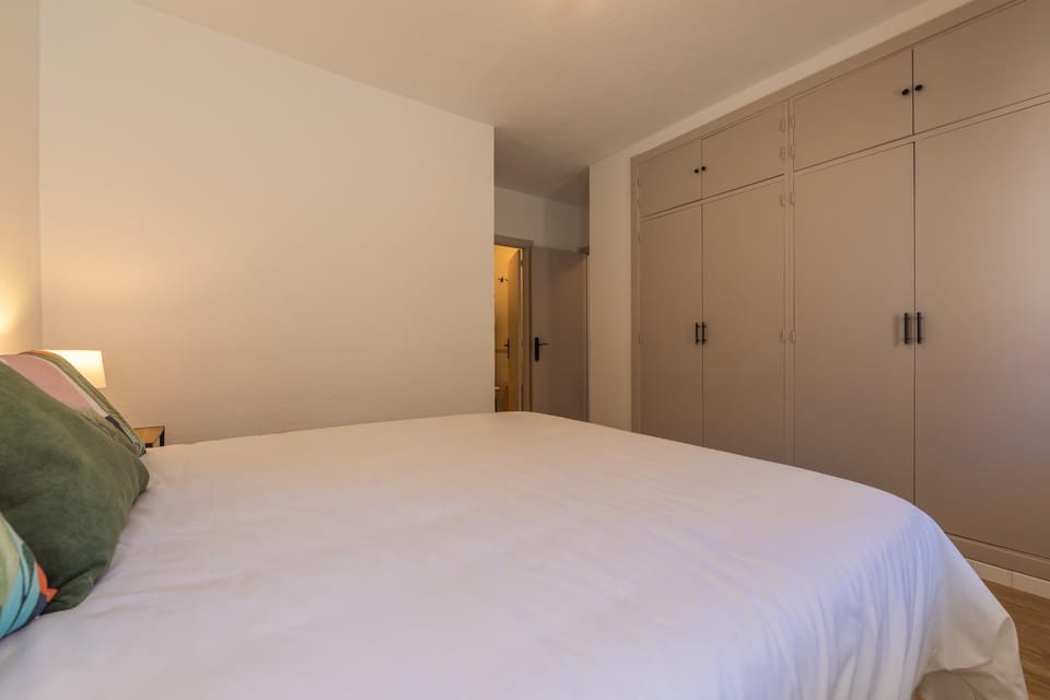 Bed, Photo of the whole room, Bedroom, wardrobe