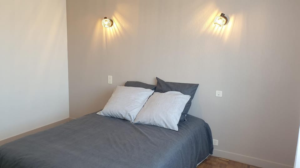 Photo of the whole room, Bedroom
