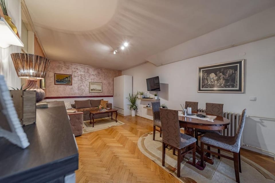 TV and multimedia, Kitchen or kitchenette, Living room, Seating area, Dining area