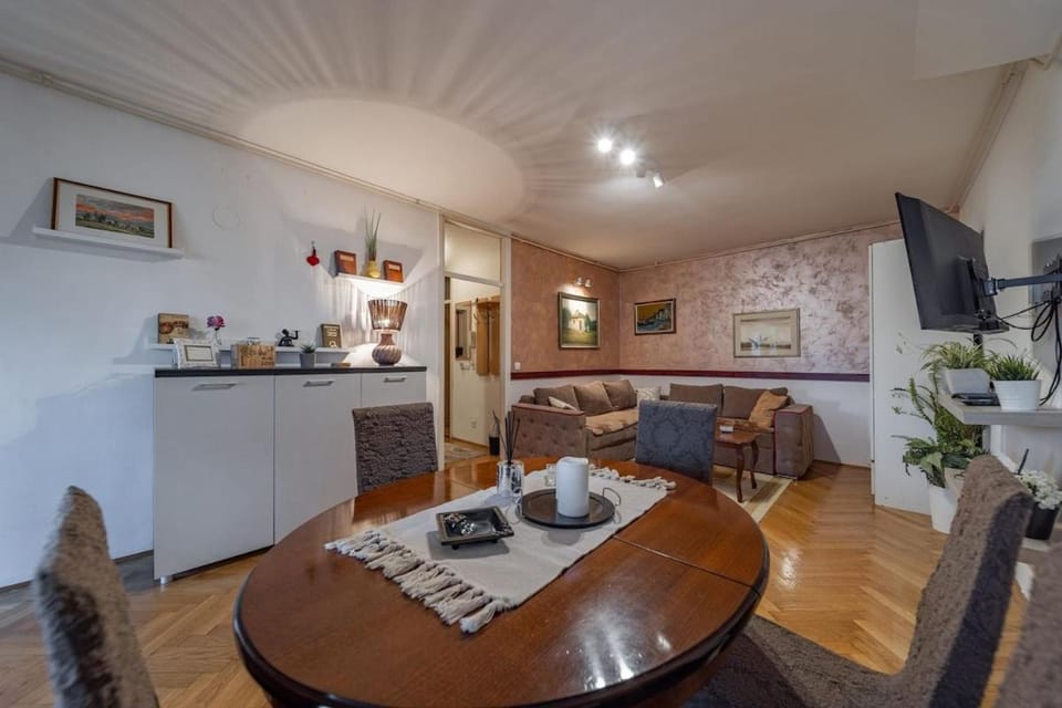 Kitchen or kitchenette, Living room, Food and drinks, Seating area, Dining area, Food