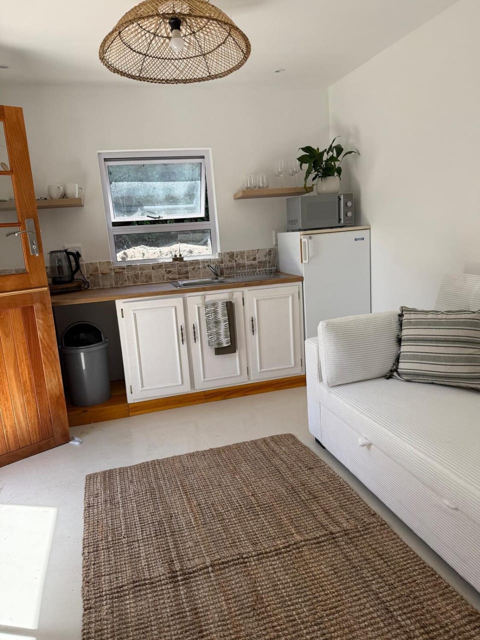 Kitchen or kitchenette, Living room, Seating area, oven, stove