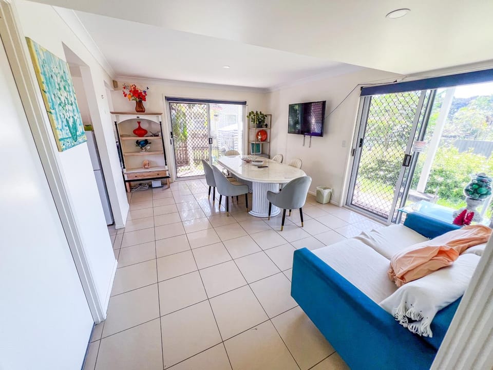 Vista Air conditioned Holiday Dream Castle Youth Hotel Bed and Breakfast in Brisbane