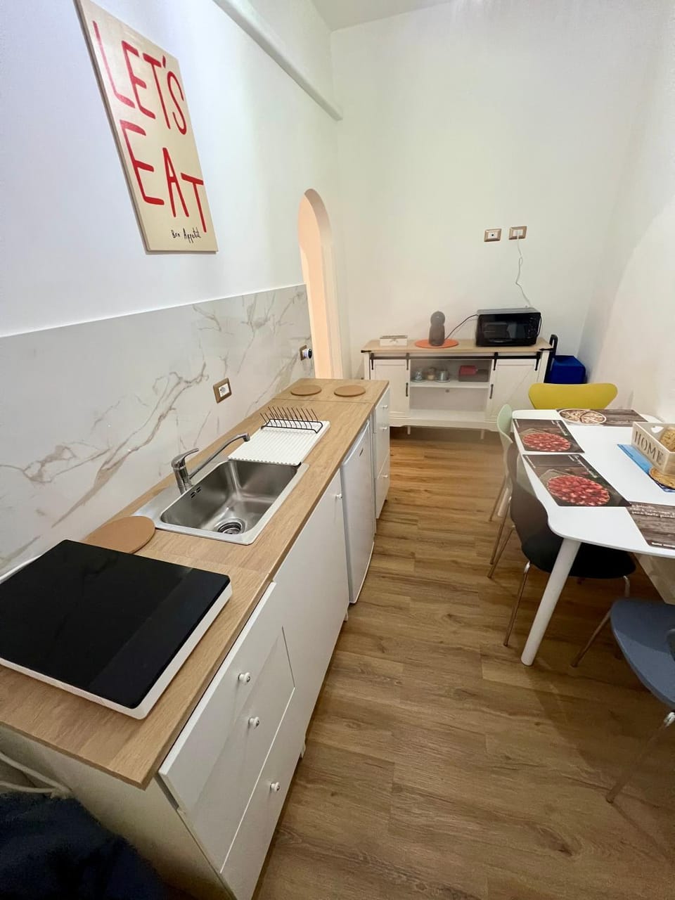 Kitchen or kitchenette, Dining area, stove