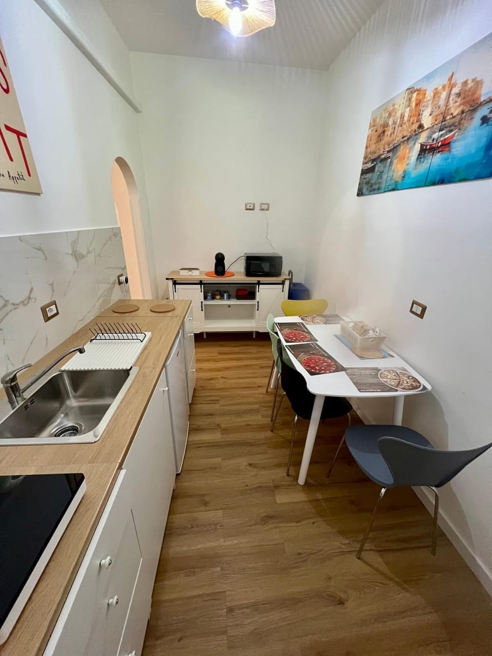 Kitchen or kitchenette, Dining area, stove
