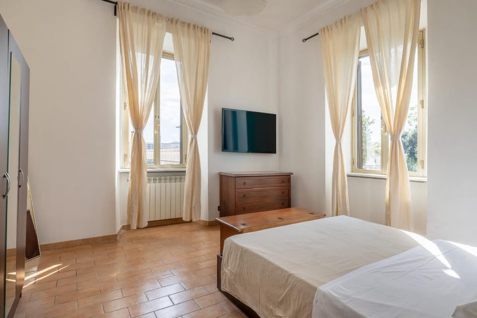 TV and multimedia, Photo of the whole room, Bedroom