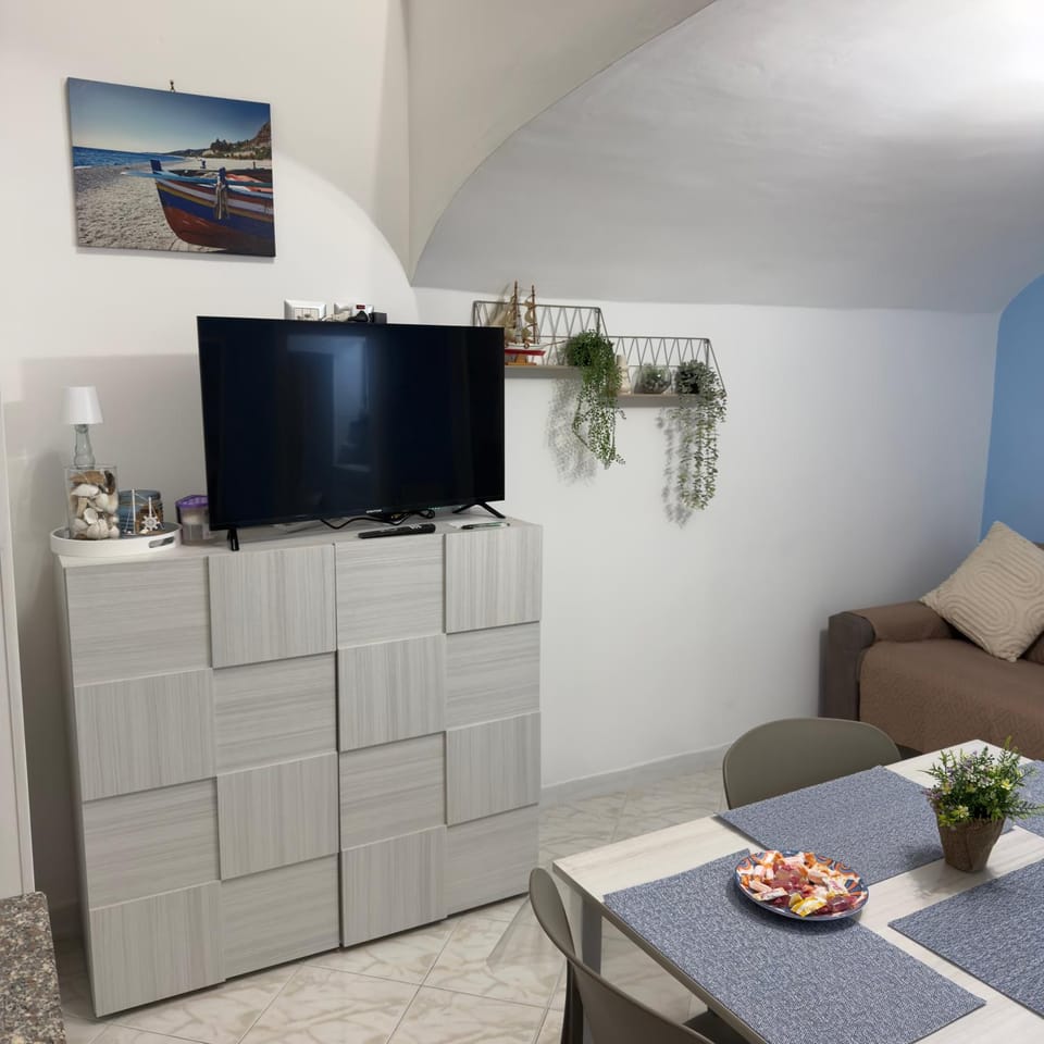 Communal lounge/ TV room, TV and multimedia, Dining area