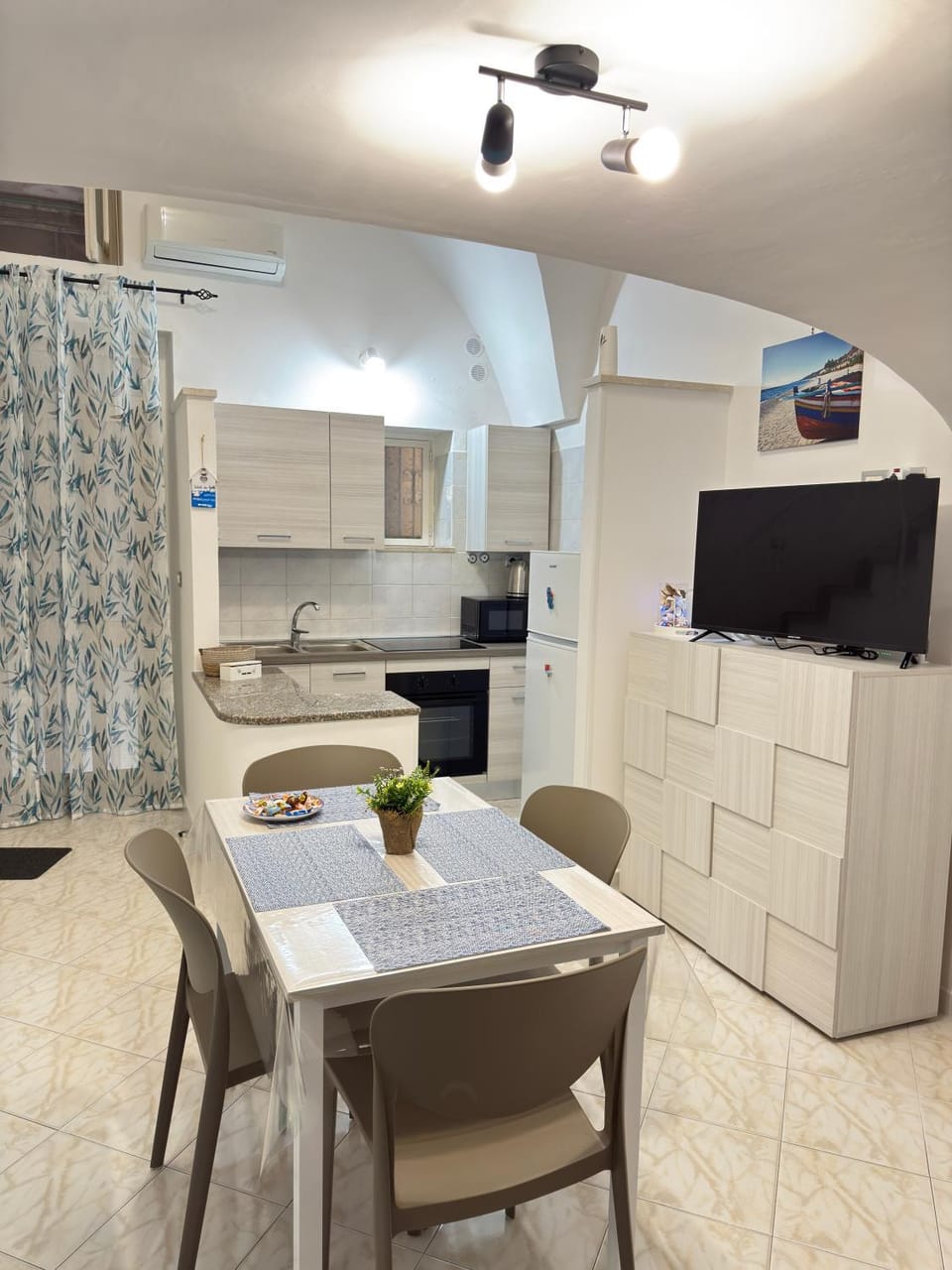 Kitchen or kitchenette, Dining area, stove